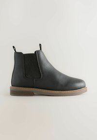 Schwarze Lederknöchelstiefel mit elastischen seitlichen Einsätzen, Zugschlaufen, runder Zehenform und einem hellbraunen gestapelten Absatz. Glatte Textur, minimalistisches Design.