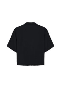 Chemise noire à manches courtes, en matière légère, coupe ample, manches larges, col en V et ourlet droit. Sans motifs ni accents.