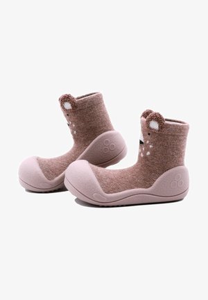 Calcetines de punto marrones con diseño de cara de oso, suela de goma, textura agradable y punta redondeada para mayor agarre. Presenta orejas y acentos de huellas.