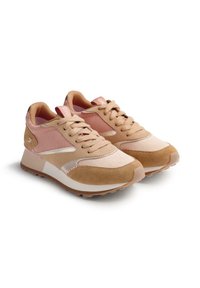 Sneakers con un mix di materiali rosa, beige e marrone chiaro, superfici lisce e testurizzate, design con lacci e una suola intermedia bianca a contrasto.