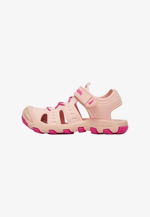 Sandalo per bambini Reebok rosa chiaro e magenta con cinturino regolabile, lati aperti e suola texturizzata.