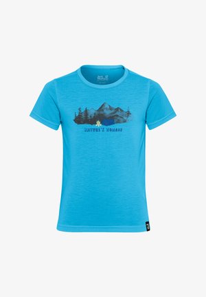 Élénk kék rövid ujjú póló hegy, fák, sátor, tábortűz grafikával és "Nature's Nomads" felirattal elöl.