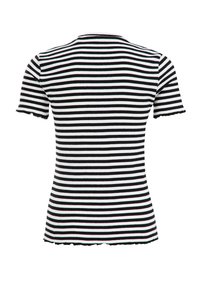 Top de manga corta a rayas blanco y negro con textura acanalada y dobladillo deshilachado, con rayas estrechas y un diseño ajustado.