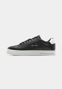 Zwarte leren sneakers met witte accenten en een gestructureerde rubberen zool. Kenmerken zijn veters, een logo aan de zijkant en branding op de hiel.