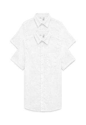 To simple hvide kortærmede skjorter med knapper, den ene lidt lagt bag den anden, begge med kraver og brystlomme.
