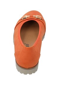 Zapato naranja de ante sin cordones con puntera redondeada, con detalles metálicos y suela de goma texturizada para mayor agarre.