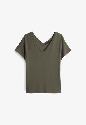 Olijfgroene T-shirt met korte mouwen en V-hals, gemaakt van ribgebreid materiaal. Beschikt over een dubbele laag bij de halslijn en een relaxte pasvorm met gestikte schouderdetails.