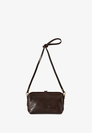 Donkerbruine leren crossbodytas met verstelbare riem en subtiele, geperste merknaam in het midden aan de voorkant.