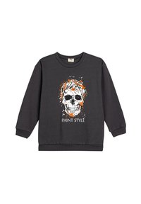 Sudadera negra con cuello redondo, mangas largas y un gráfico frontal de una calavera con salpicaduras de pintura naranja y blanca y el texto "ESTILO PINTURA."