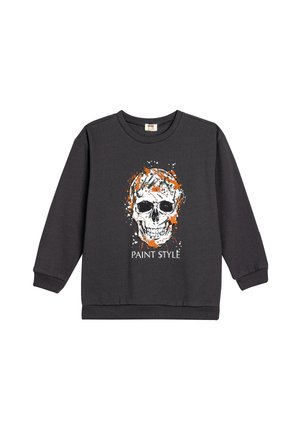Mustat collegepaidat pyöreällä kaula-aukolla, pitkät hihat ja etupuolella graafinen kuvitus pääkallosta, jossa on oranssia ja valkoista maalisirottelua sekä teksti "PAINT STYLE."