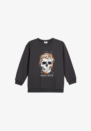 Schwarzes Sweatshirt mit rundem Halsausschnitt, langen Ärmeln und einem Frontdruck eines Schädels mit orangefarbenen und weißen Farbspritzern sowie dem Text "PAINT STYLE."