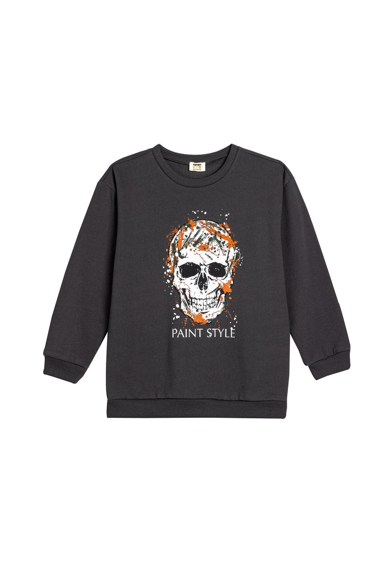 Sudadera negra con cuello redondo, mangas largas y un gráfico frontal de una calavera con salpicaduras de pintura naranja y blanca y el texto "ESTILO PINTURA."