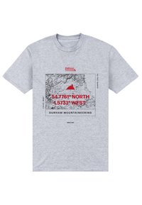 Šedé bavlněné tričko s černobílou mapovou grafikou, červeným trojúhelníkem a textem: "54,7761° SEVERNĚ, 1,5733° ZÁPADNĚ, DURHAM MOUNTAINEERING."
