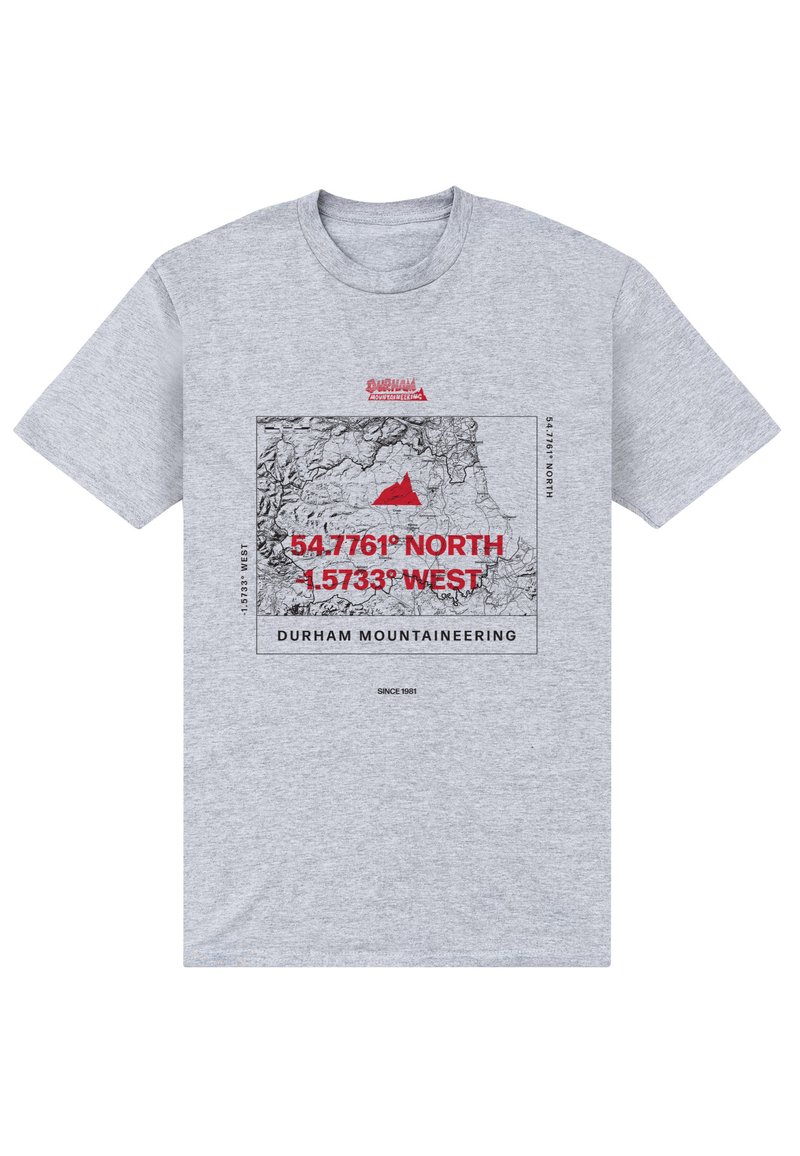 Šedé bavlněné tričko s černobílou mapovou grafikou, červeným trojúhelníkem a textem: "54,7761° SEVERNĚ, 1,5733° ZÁPADNĚ, DURHAM MOUNTAINEERING."