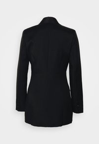 Blazer nero su misura con rever, maniche lunghe e polsini con bottone. Realizzato in tessuto liscio con una vestibilità strutturata.