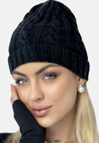 Elara Berretto - black