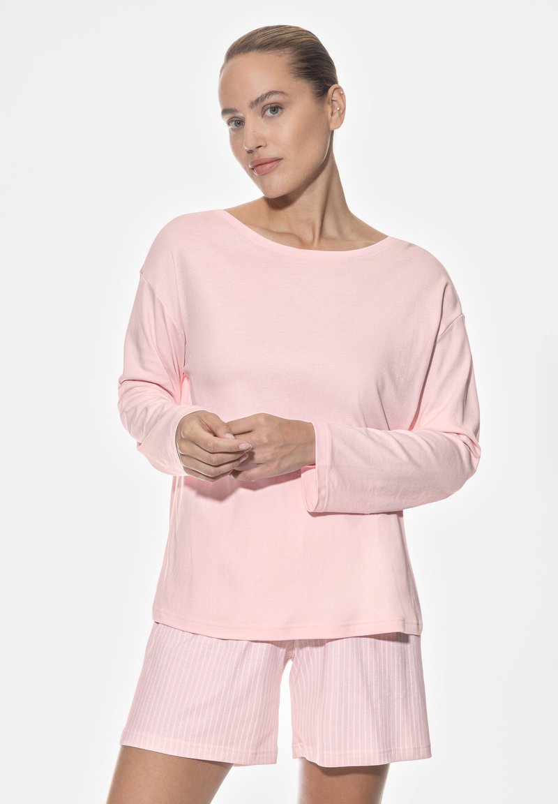 Top a maniche lunghe rosa chiaro con scollatura a girocollo, abbinato a pantaloni corti a righe rosa chiaro. Tessuto morbido, vestibilità rilassata e design semplice.
