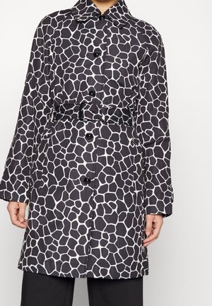 Cappotto trench a righe bianche e nere con una texture simile a quella di una giraffa, dotato di vita con cintura, chiusura a bottoni e un classico design del colletto.