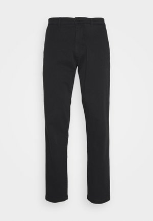 Chinos negros con un diseño de pierna recta, hechos de un material de algodón suave. Presenta un cierre delantero con botón y bolsillos estándar.
