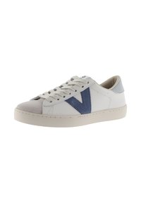 Zapatillas de cuero blanco con punta de gamuza gris y acento en forma de V azul. Presentan cordones planos, cuello acolchado y suela texturizada.