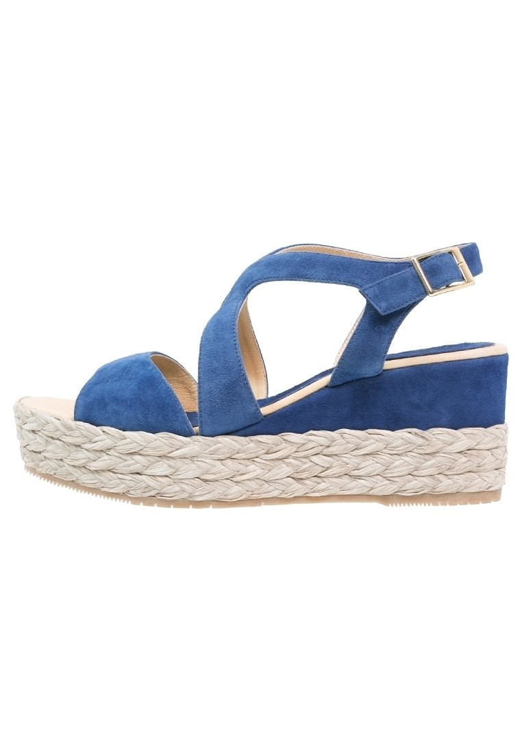 Sandali con zeppa in suede blu, con suola in juta intrecciata, dotati di un design a fascette incrociate e una fibbia alla caviglia regolabile per una vestibilità sicura.