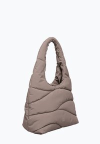 Torba tote w kolorze taupe z unikalnym pikowanym wzorem, z szerokim uchwytem i miękką, strukturalną powierzchnią. Logo widoczne z boku.