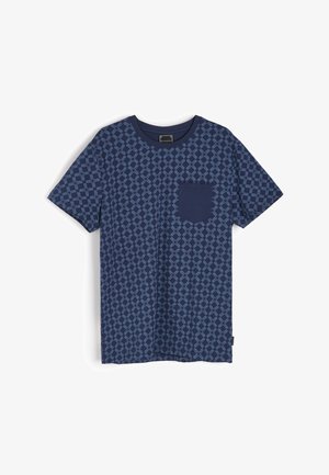 Granatowa koszulka z krótkim rękawem, ozdobiona geometrycznym wzorem, z okrągłym dekoltem oraz jednolitej kolorystycznie kieszonką na lewej piersi. Wykonana z miękkiej bawełny.