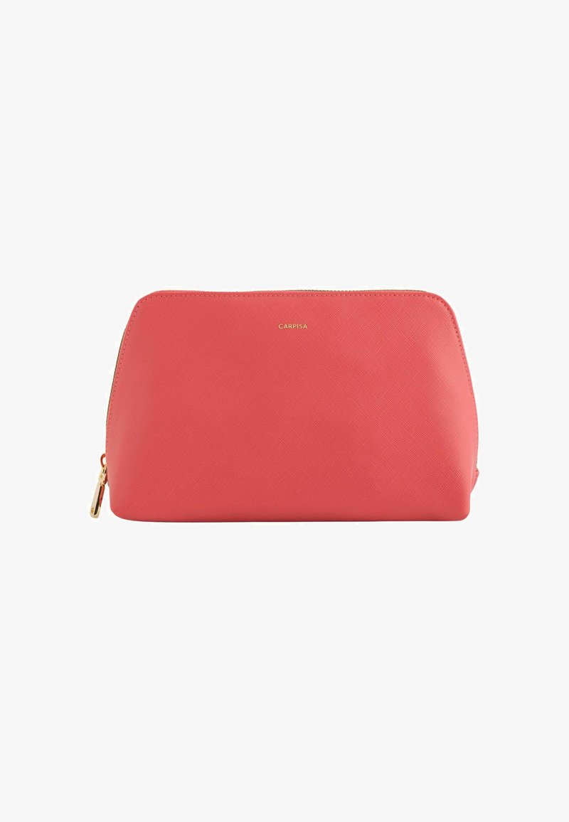 Pungă cu fermoar coral, fabricată din material sintetic texturat, având un fermoar de culoare aurie și un logo de marcă embossat pe față.