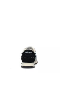 Sneaker con tallone in suede nero e parte superiore in tessuto bianco, caratterizzati da un logo sul retro e una suola testurizzata per garantire aderenza.