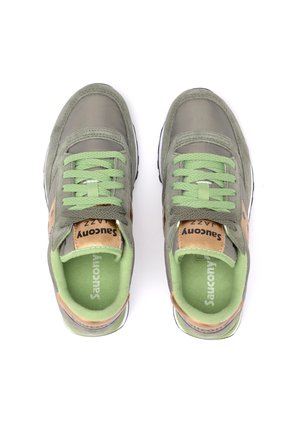 Paire de baskets Saucony Jazz grises et vertes avec des lacets vert clair et des accents beige, vue de dessus sur fond blanc.