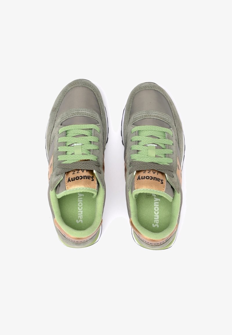 Paire de baskets Saucony Jazz grises et vertes avec des lacets vert clair et des accents beige, vue de dessus sur fond blanc.