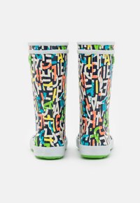 Gummistøvler med et flerfarvet abstrakt mønster på en mørk baggrund, hvid kant og grønne såler. Holdbart og vandtæt design.