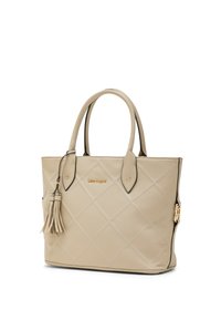 Borsa tote trapuntata beige in materiale sintetico con logo dorato e dettaglio con nappina. Dotata di doppi manici e rifiniture nere.