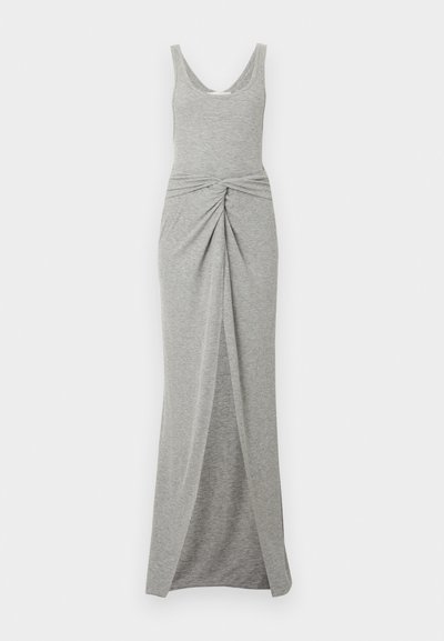Γκρι μάξι φόρεμα χωρίς μανίκια με στρογγυλή λαιμόκοψη, λεπτομέρεια κόμπου στη μέση και σκίσιμο μπροστά που εκτείνεται από το μέσο του μηρού μέχρι το τελείωμα.