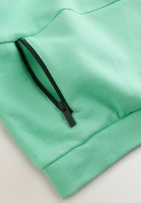 Mintgroene sweatshirt met een zijdezippocket met zwarte ritssluiting, geribbelde manchetten en een zachte textuur. Eenvoudig ontwerp zonder zichtbare patronen.