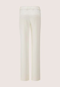 Witte rechte broek met een gladde textuur, voorzien van twee achterzakken en riemlussen, getoond vanuit de achterkant.