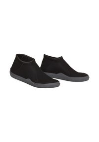 Scarpe slip-on nere realizzate in morbido tessuto con una vestibilità aderente, dotate di una suola in gomma grigia e dal design minimalista, adatte per un abbigliamento casual.