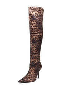 Stivali stiletto sopra il ginocchio con stampa leopardata, caratterizzati da una punta affusolata e una finitura in tessuto elegante, con una superficie liscia e dettagli neri.