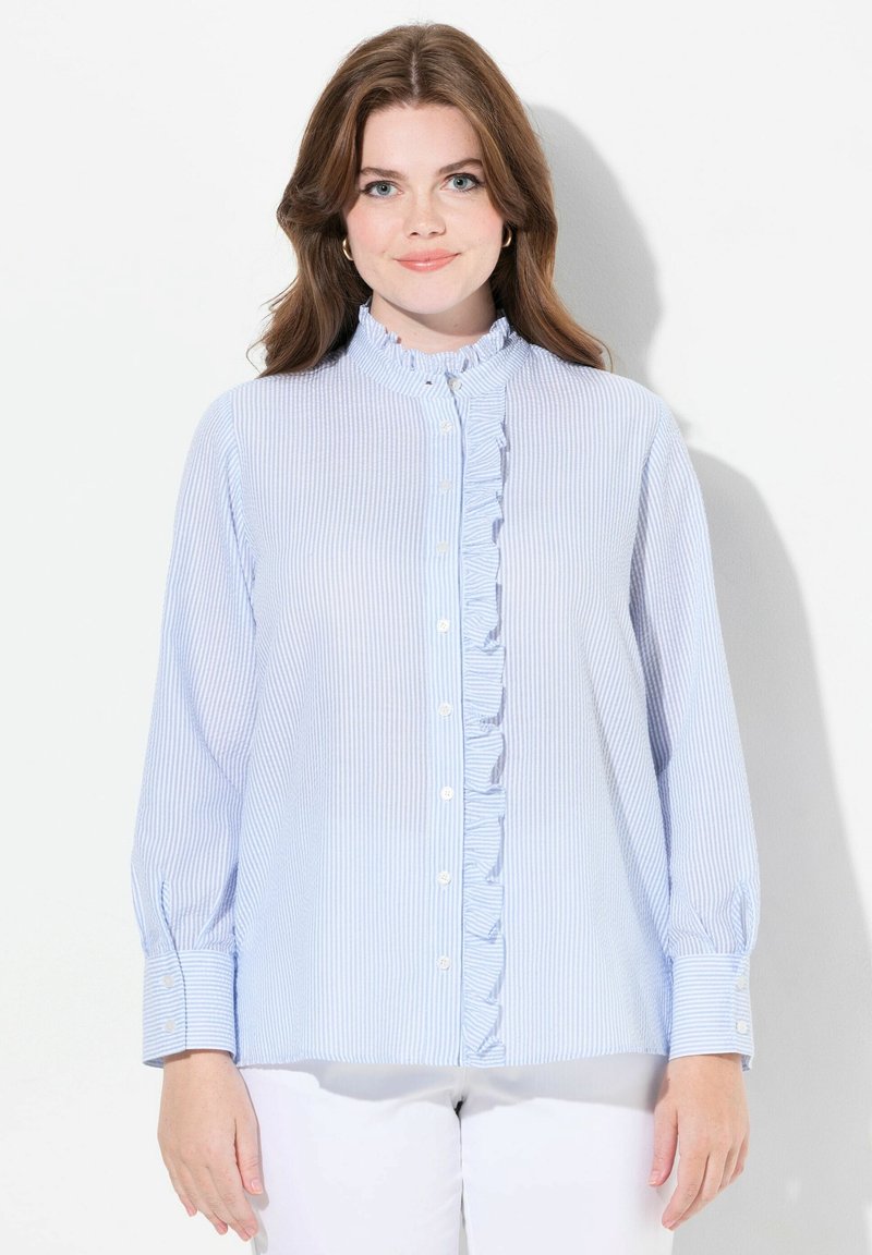 Světle modrá a bílá pruhovaná košile s volánkovým límcem a předním zapínáním, dlouhé rukávy a knoflíkové manžety. Bavlněný materiál, volný střih.
