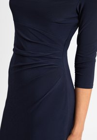 AMBIANCE - Sukienka etui