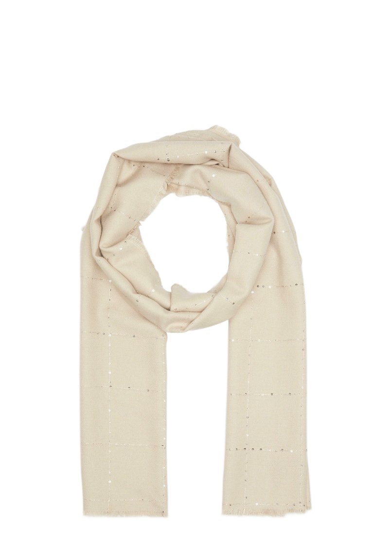 Beige sjaal van zacht materiaal, met een ruitpatroon en metallic accenten, afgewerkt met franje. Geschikt om om te slaan of te draperen.