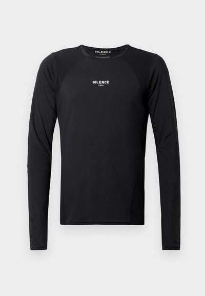 Čierna dlhá športová košeľa s hladkej, ľahkej tkaniny. Má okrúhly výstrih, raglánové rukávy a diskrétny logotyp na hrudi.