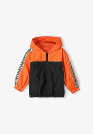 Kurtka typu windbreaker z pomarańczowo-czarnym wzorem w bloki kolorów, kapturem, elastycznymi mankietami oraz nadrukowaną taśmą wzdłuż rękawów.
