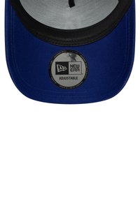 Casquette bleue réglable avec une visière noire. Présente un label rond gris avec la marque "New Era" à l'avant. Intérieur en tissu texturé.