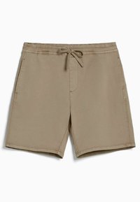 Bežové šortky vyrobené z lehkého materiálu s elastickým páskem, šňůrkou a bočními kapsami. Jednoduchý a funkční design.