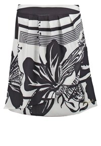 Jupe à imprimé floral noir et blanc avec des plis, une texture lisse et une silhouette fluide. Présente un design audacieux de fleurs et de papillons.