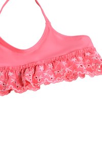 Lyserød bikini top med flæsekant, prydet med blomsterbroderi og justerbare stropper. Glat tekstur med et lagdelt design.