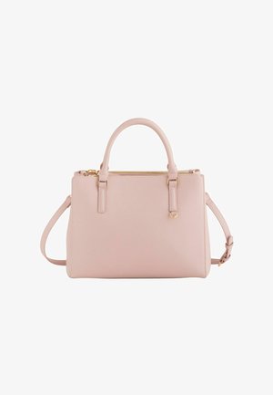 Bolso de mano de cuero rosa suave con doble asa superior, cierre de cremallera dorado y correa de hombro ajustable sobre un fondo blanco.