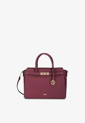 Sac à main en cuir bordeaux avec deux poignées, bandoulière amovible, boucle dorée et pendentif logo rond sur fond blanc.