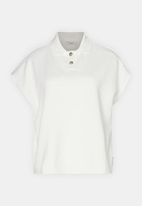 Biała koszulka polo z krótkim rękawem ma kołnierzyk, trzy złote guziki i luźny krój, wykonana z miękkiego i gładkiego materiału.